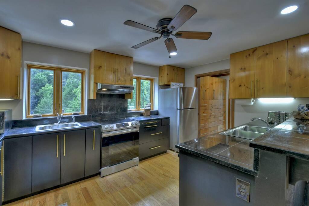 The Chariot - Creek Front With Hottub, Fire Pits, Billiards, Ev Charger - Sandalwood Stays ブルーリッジ山脈 エクステリア 写真