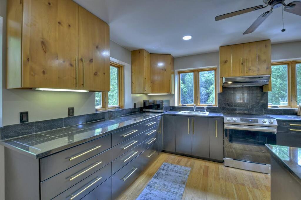 The Chariot - Creek Front With Hottub, Fire Pits, Billiards, Ev Charger - Sandalwood Stays ブルーリッジ山脈 エクステリア 写真
