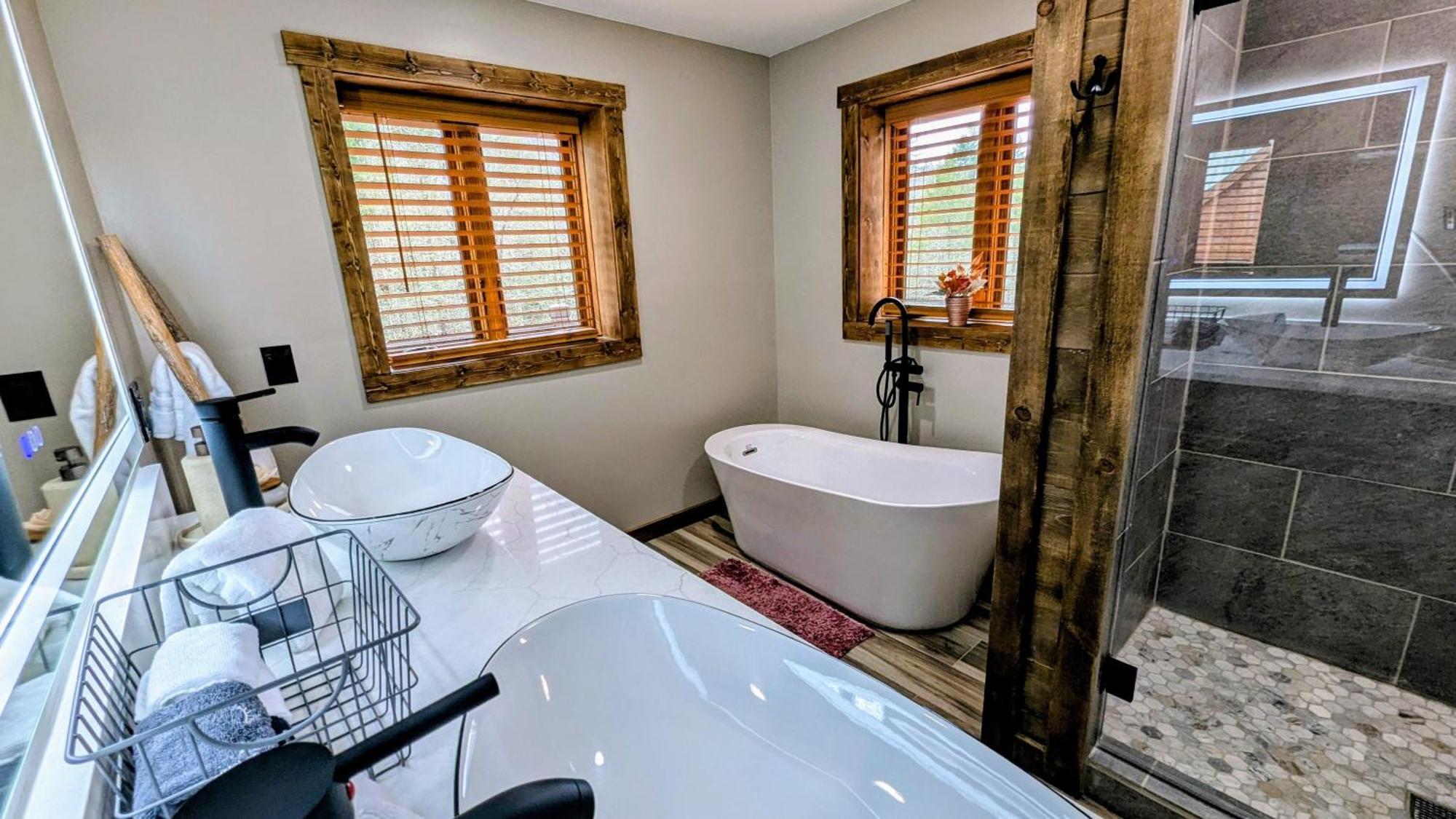 The Chariot - Creek Front With Hottub, Fire Pits, Billiards, Ev Charger - Sandalwood Stays ブルーリッジ山脈 エクステリア 写真